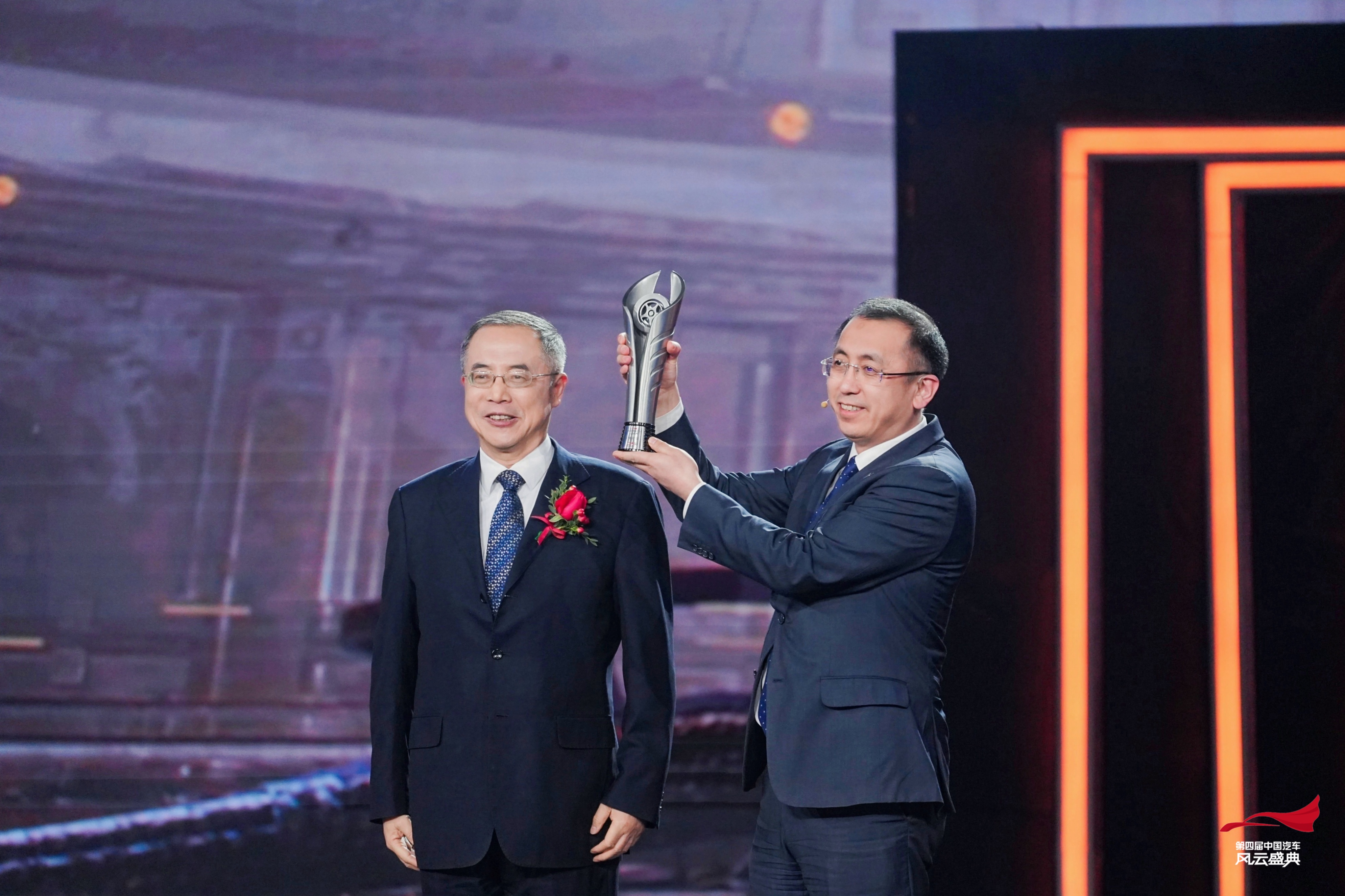 02 岚图汽车CEO卢放上台领奖.jpg