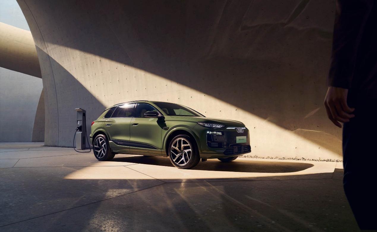 “奥迪+华为第一车”一汽奥迪Q6L e-tron登场，豪华电动迎来强劲对手
