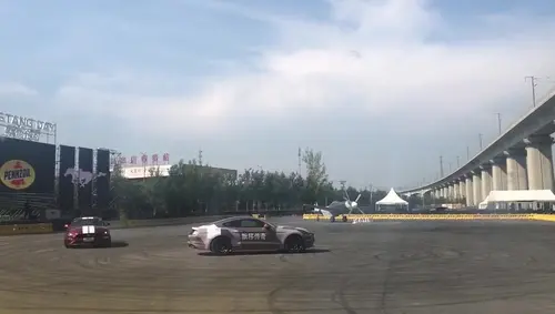 和开着Mustang的飘移大神Jr一起“杀死”轮胎