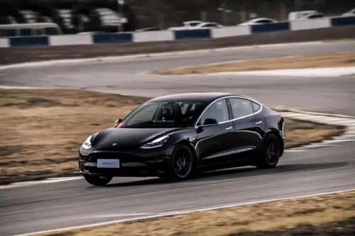 谁说电动车无驾趣？特斯拉Model 3 我看就挺好