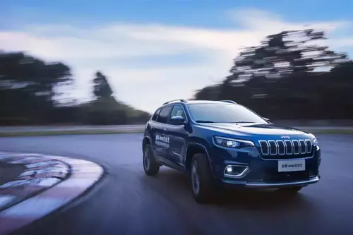 更强的“光束”全新Jeep自由光