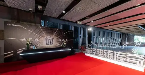 “皇冠”对于我们来说，就是儿时的豪华车代名词