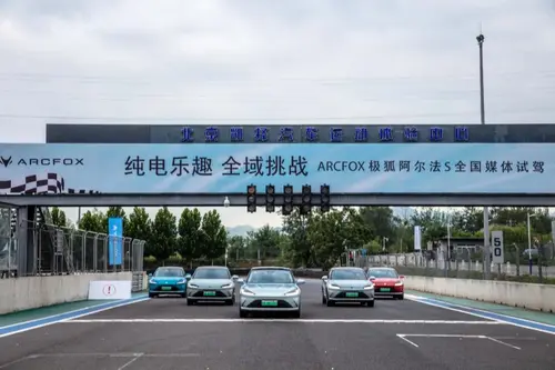 极狐阿尔法S的赛道宣言别因我是“大块头”就忽略我矫健的身手​