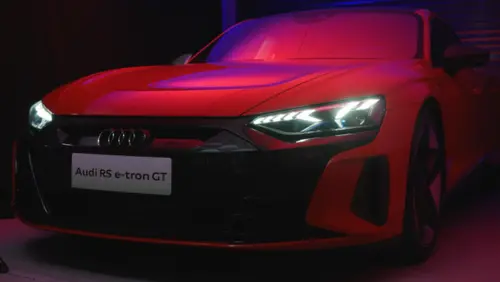 四门纯电GT演绎强悍科技性能，赛道抢先试驾奥迪RS e-tron GT