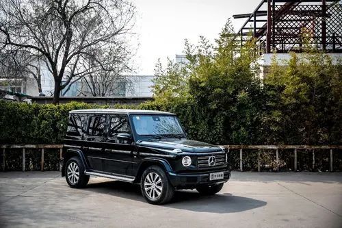 用两辆梅赛德斯-奔驰G级诠释越野图腾与工业罗曼蒂克