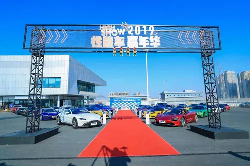 网红齐聚、下赛道、体验顶级性能车，这活动真香