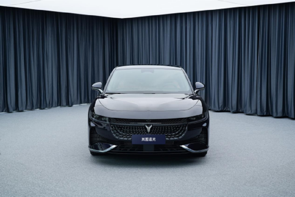 “全球首款豪华行政电动轿车” 岚图追光PHEV版车型曝光